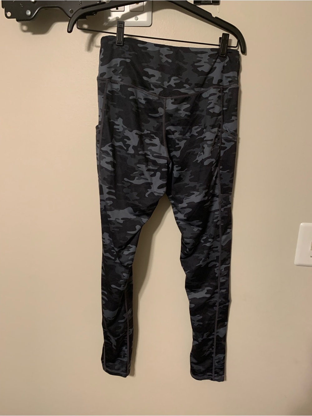 Women’s High-Rise Black & Gray Camo Performance Leggings. Size L